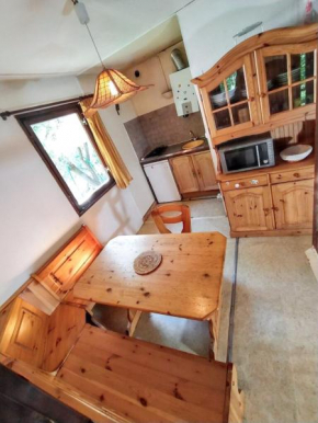Bungalow confortable à Escaro avec piscine partagée